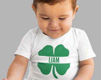 Camiseta infantil personalizada con nombre y trébol, ideal para el Día de San Patricio. Diseño irlandés para fiestas temáticas de San Patricio, rugby y rugby. Camiseta unisex para bebés y niños pequeños.