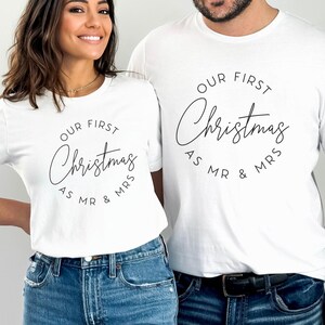 Premier Noël en tant que M. et Mme T-shirt unisexe T-shirt pour couple, cadeau pour jeune marié, future mariée, Noël, bas de Noël, mari, femme, NO YR