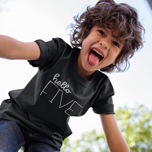Camiseta infantil de cumpleaños número 5 "Hola Cinco". Regalo de cumpleaños para niños, fiesta, hermano/a. Camiseta para celebrar el quinto cumpleaños de un niño de 5 años. ¡Tengo cinco años!