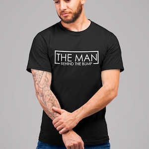 お腹の膨らみの裏にいる男 メンズ Tシャツ 面白い妊娠中のパパへのギフト 赤ちゃんのパパ 期待のパパ サプライズ発表 明らかに Des3