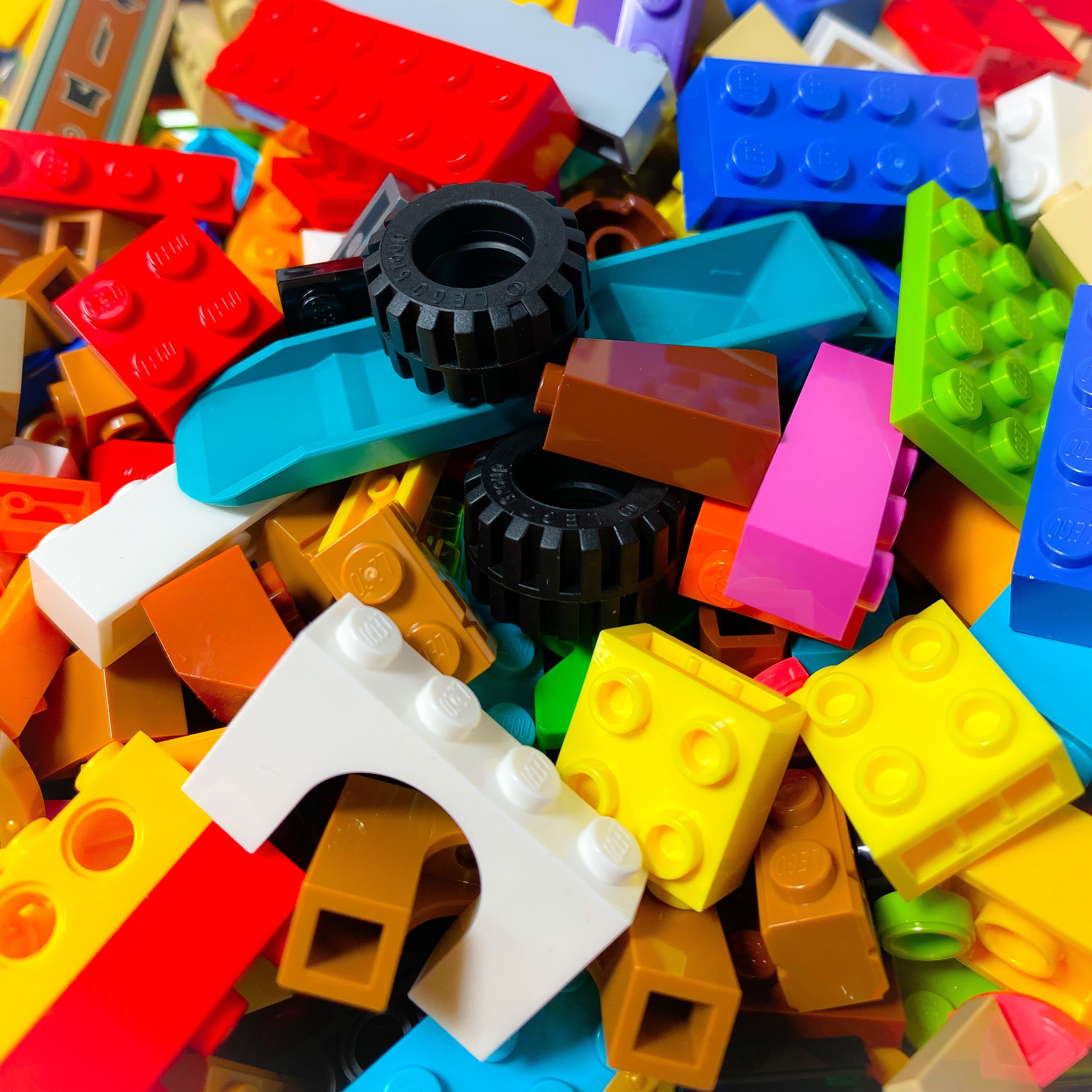 Assorted Multicolored SINGLE Lego pieces with 2 design trays 200+ pieces