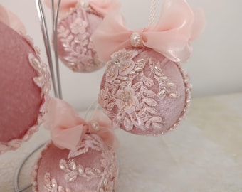 Set di 6 palline di Natale rosa cipria in velluto con ricamo floreale e perline – decorazioni natalizie eleganti fatte a mano