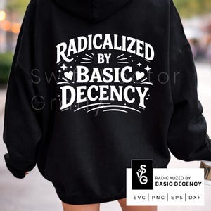 Pode incluir: Moletom preto com o texto branco "RADICALIZED BY BASIC DECENCY" nas costas. O design inclui estrelas, corações e elementos decorativos. No canto inferior direito, há um pequeno logotipo com "RADICALIZED BY BASIC DECENCY" e opções de tipo de arquivo.