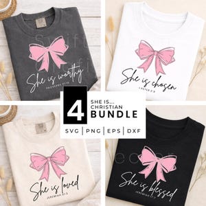 Op de afbeelding: Een bundel van vier t-shirts en sweatshirts met een roze strik ontwerp en inspirerende tekst. De shirts zijn in verschillende kleuren: antraciet, wit, crème en zwart. Elk shirt heeft een andere zin: "She is worthy", "She is chosen", "She is loved" en "She is blessed".