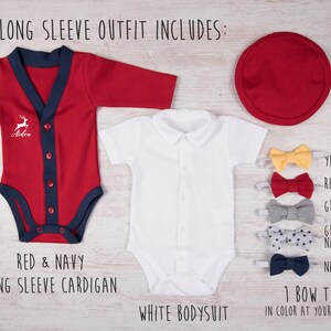 Puede incluir: Un c&aacute;rdigan rojo de manga larga con ribete azul marino, un gr&aacute;fico de ciervo blanco con el nombre Aiden, un body blanco de manga corta con cuello, un gorro rojo y cinco pajaritas en amarillo, rojo, gris, gris con estrellas azul marino y azul marino. Texto: LONG SLEEVE OUTFIT INCLUDES.