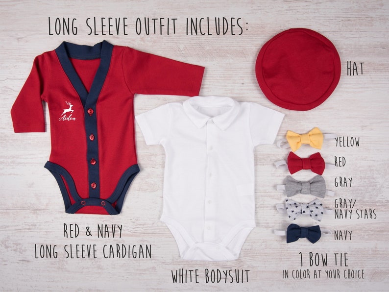 Puede incluir: Un c&aacute;rdigan rojo de manga larga con ribete azul marino, un gr&aacute;fico de ciervo blanco con el nombre Aiden, un body blanco de manga corta con cuello, un gorro rojo y cinco pajaritas en amarillo, rojo, gris, gris con estrellas azul marino y azul marino. Texto: LONG SLEEVE OUTFIT INCLUDES.