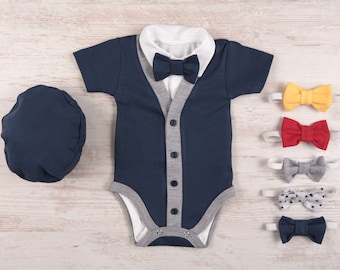 Conjunto de bebé niño azul marino, cárdigan, body, gorro y pajarita