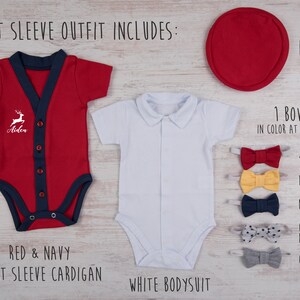 Puede incluir: Un c&aacute;rdigan rojo y azul marino de manga corta con un gr&aacute;fico de ciervo blanco y el nombre Aiden, un body blanco de manga corta, un gorro rojo y cinco pajaritas en amarillo, rojo, azul marino, gris con estrellas azul marino y gris.
