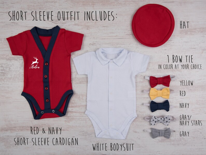 Puede incluir: Un c&aacute;rdigan rojo y azul marino de manga corta con un gr&aacute;fico de ciervo blanco y el nombre Aiden, un body blanco de manga corta, un gorro rojo y cinco pajaritas en amarillo, rojo, azul marino, gris con estrellas azul marino y gris.