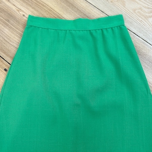 Vintage 80&#39;s kelly green midi skirt, preppy, bright, colorful, dopamine dressing, straight cut, lightweight, casual