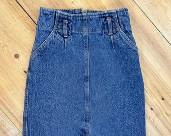 Vintage 80's 24W Chic jean skirt, medium wash blue denim, semi acid wash, pockets, belt loops, knee length, front slit, grunge, minimalist