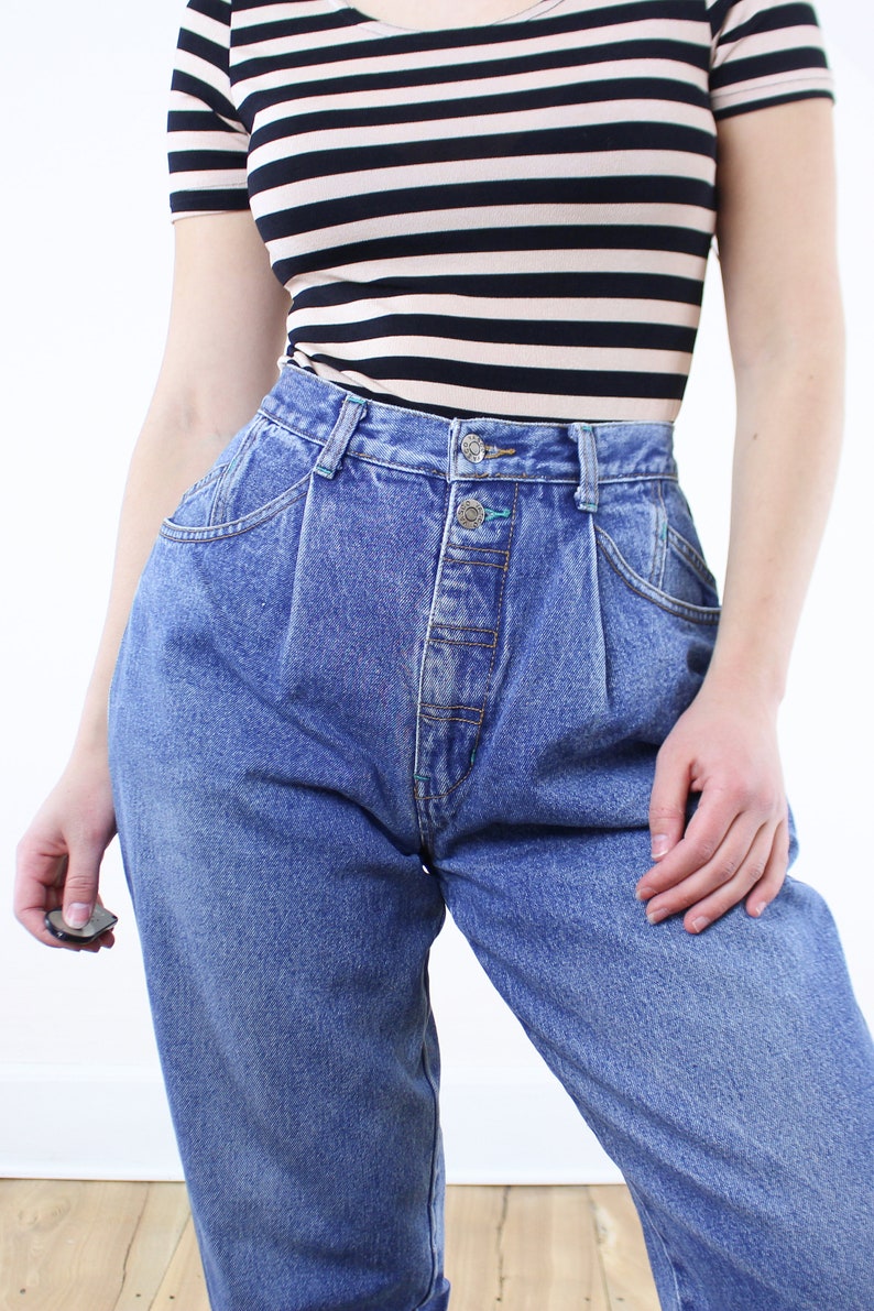 Vintage 90's 29W Vasco jeans, high waisted, high rise, tapered, mom jean, medium wash, 5-pocket, front pleats, two button closure, grunge image 4