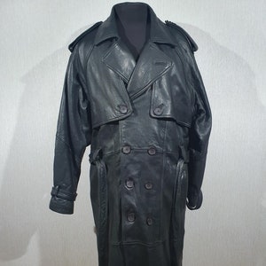 Manteau long en cuir élégant pour hommes. Imperméable chic en cuir pour hommes avec ceinture.