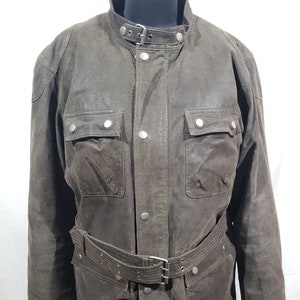 Veste en cuir pour homme fiable avec ceinture. Veste marron en cuir véritable. Veste en cuir avec fermetures éclair et boutons-pression et quatre poches