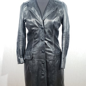 Veste longue en cuir élégante pour femme. Élégante veste noire pour femme en cuir véritable.