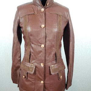 Veste femme en cuir marron : boutonnée sur le devant, doubles poches