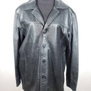 Blouson en cuir élégant pour homme. Blouson noir pour homme en cuir véritable. Blouson en cuir souple et résistant avec poches.