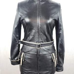 Veste de sport noire pour femme en cuir véritable. Blouson en cuir noir pour femme avec fermeture éclair.