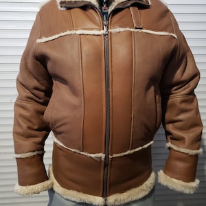 The men&#39;s sheepskin coat is made by us by redesigning a vintage sheepskin coat. Men&#39;s brown sheepskin coat with a plastic zipper.