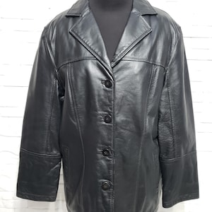 Veste en cuir élégante pour femme. Blouson noir en cuir véritable. La veste en cuir classique