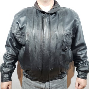 Veste en cuir pour homme fiable avec fermeture éclair. Blouson aviateur noir pour homme en cuir véritable souple et durable.