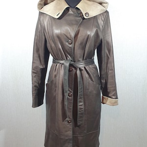 Veste en cuir élégante pour femme à capuche. Manteau marron pour femme en cuir véritable.