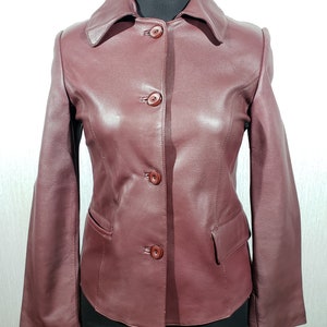 Veste en cuir rouge fiable pour femme. Veste en cuir rouge simple pour femme avec un col amovible.