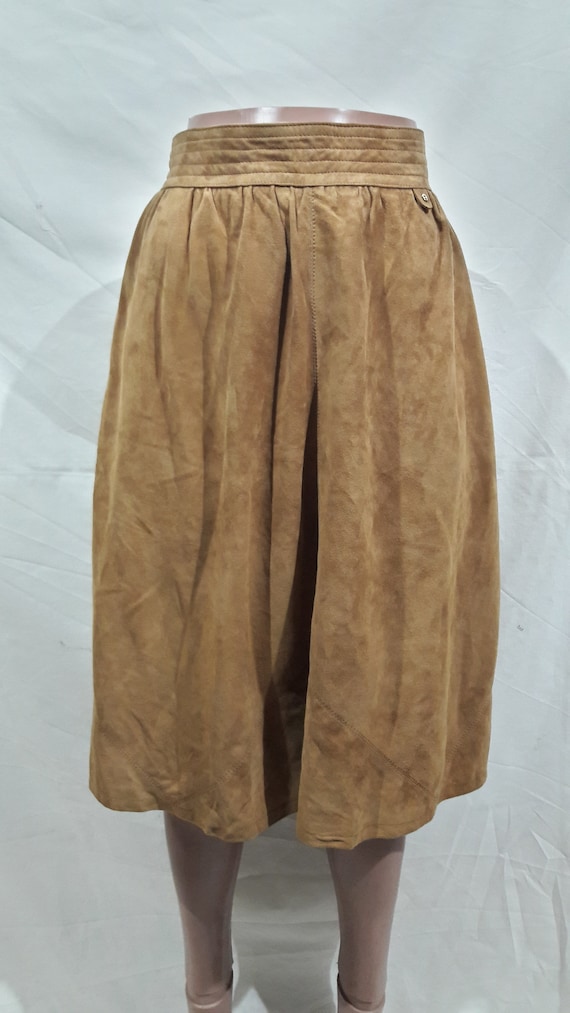 Delicate light brown leather skirt with pockets