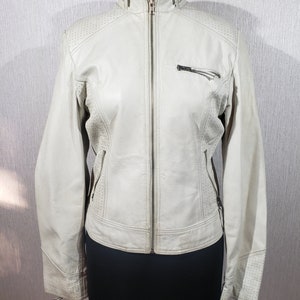 Blouson femme en cuir blanc fiable avec perforation décorative. Blouson en cuir pour femme pour les activités de plein air.