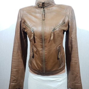 Veste en cuir de sport pour femme. Veste marron pour femme avec une fermeture éclair en cuir véritable.