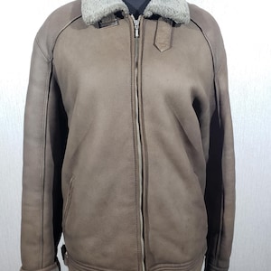 Men&#39;s sheepskin coat made of genuine brown sheepskin. Men&#39;s brown sheepskin coat with a metal zipper.
