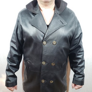 Veste en cuir noire élégante pour homme. Blouson croisé en cuir noir avec boutons.