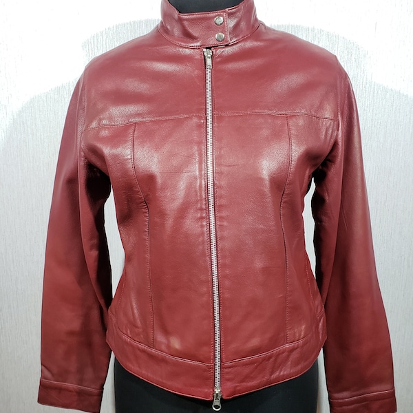 Veste femme sportive en cuir rouge. Veste en cuir rouge simple pour femme avec fermeture éclair en métal.