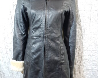 Abrigo vintage de piel de oveja negra: Chaqueta de invierno cálida para mujer con ribete de piel.