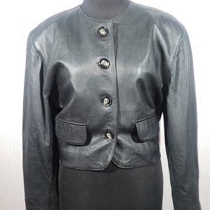 Veste en cuir élégante pour femme. Veste courte noire en cuir véritable.
