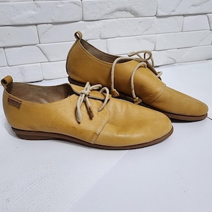 Brown Leather Women&#39;s Shoes: Classic Lace-Up Design