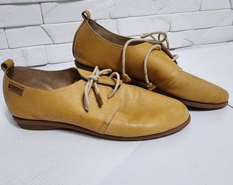 Brown Leather Women's Shoes: Classic Lace-Up Design