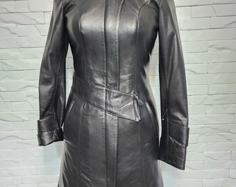 Vintage zwarte leren trenchcoat: lange damesregenjas, maat S