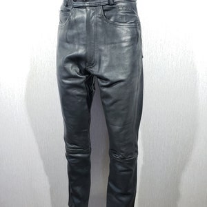 Superbe pantalon motard en cuir noir pour hommes. Pantalon en cuir fiable noir