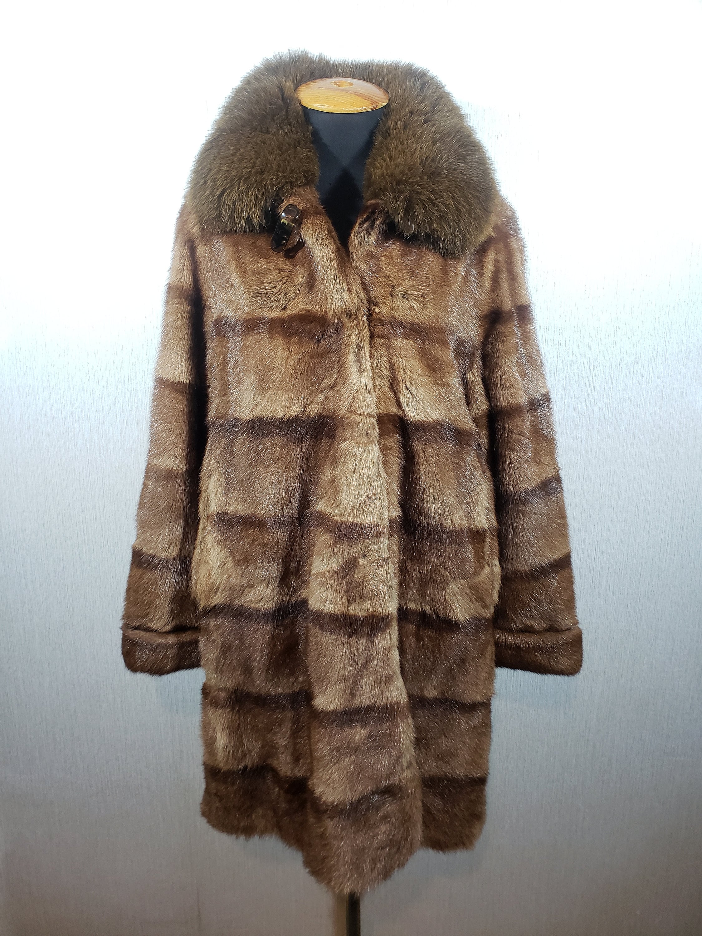 本物のブラウンファーコート：フォックスファーカラー、台形カット