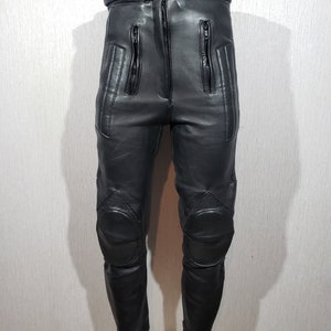 Prachtige zwarte leren bikerbroek voor dames. Zwarte leren broek met lichte bescherming.