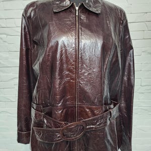 Vintage Braune Lacklederjacke: Moto Style mit Gürtel