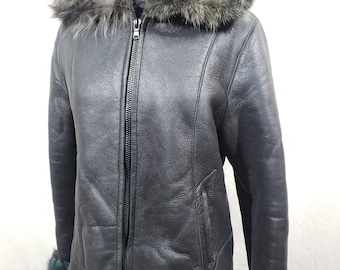 Abrigo de piel de oveja negro: Chaqueta de invierno con capucha para mujer