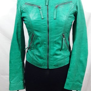 Ravissante veste en cuir pour femme. Veste femme verte avec une fermeture éclair en métal.