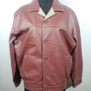 Blouson en cuir pour homme de couleur bordeaux noble. Veste pour homme en cuir rouge avec boutons en plastique.