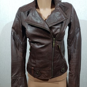 Blouson motard en cuir marron : style motard à fermeture éclair en métal pour femmes