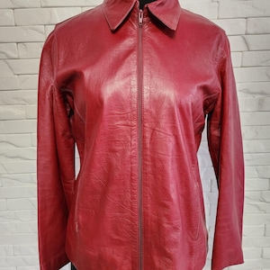 Blouson femme en cuir rouge. Blouson femme en cuir bordeaux avec fermeture éclair en plastique.
