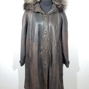 Veste en cuir élégante pour femme avec capuche. Manteau femme marron en cuir véritable.