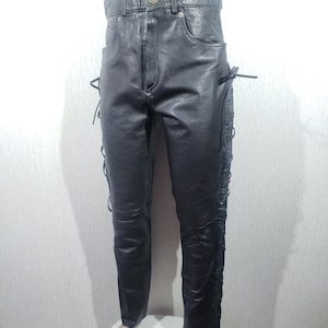 Geweldige zwarte leren broek voor heren. Zwarte leren broek met decoratieve vetersluiting.