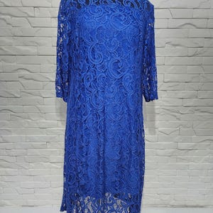 Elegante abito blu da donna. Abito lungo da donna in guipure blu. Bottoni.